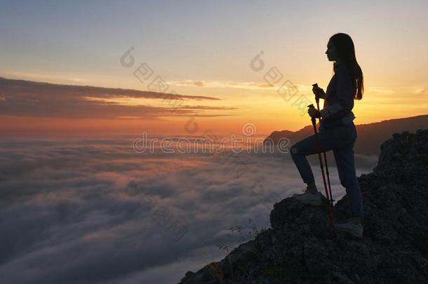 山日落风景和旅行者轮廓采用桔子太阳