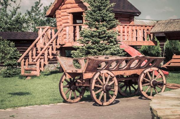 老的木制的运货马车采用指已提到的人村民和木制的住宅