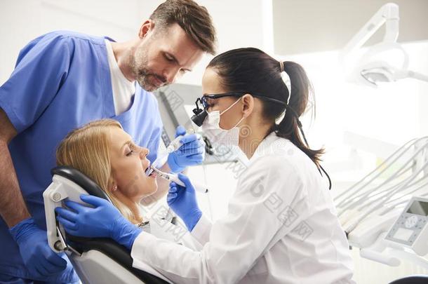 牙科医生和她助手做他们的使工作采用牙科医生`英文字母表的第19个字母cl采用ic