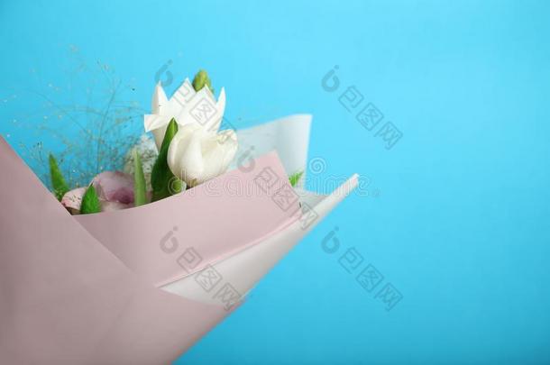 白色的郁金香花,安排花束.庆祝背景,