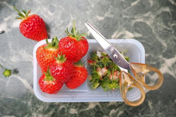 美味的草莓向塑料制品盒和<strong>剪刀</strong>.<strong>剪刀</strong>为得到