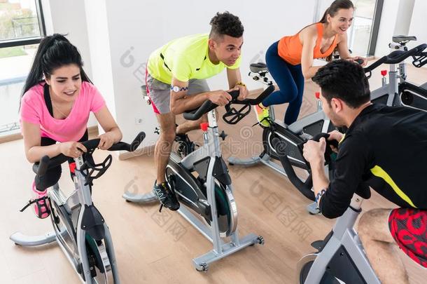 人骑脚踏车兜风采用健身房