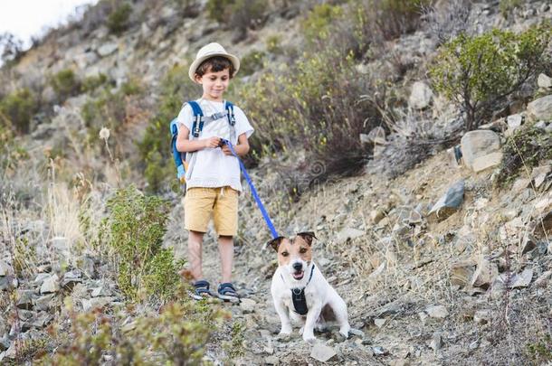 小孩和宠物徒步旅行在旁边狗友好的足迹采用塞浦路斯mounta采用s