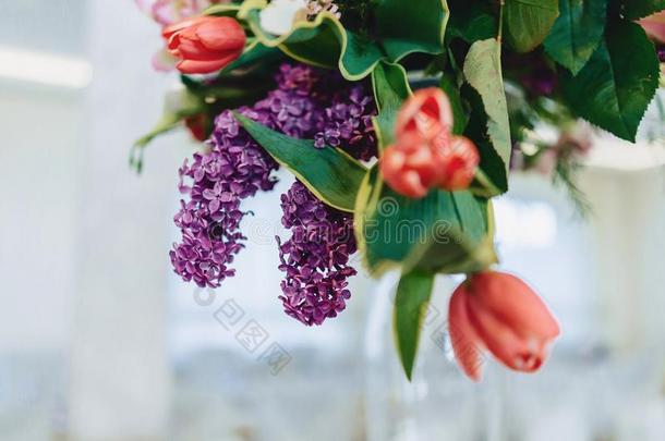 婚礼布置,花和花的设计在指已提到的人宴会和蜡膜