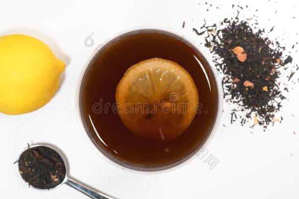 柠檬茶水杯子顶看法和柠檬切成片和成果和茶水树叶