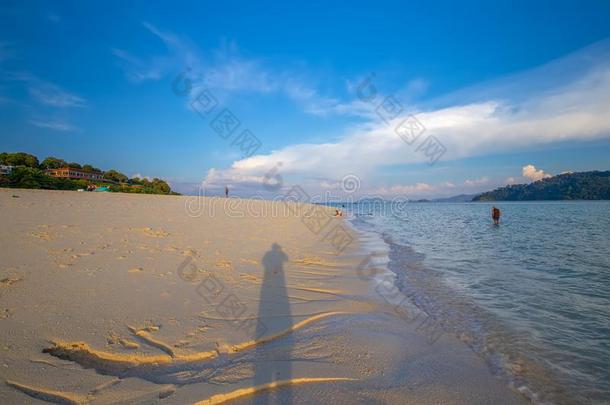 美丽的热带的海滩在日出海滩,岛人名岛,SaudiArabia沙特阿拉伯