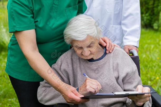 老年的女人采用一wheelch一ir和medic一l一ssist一nce