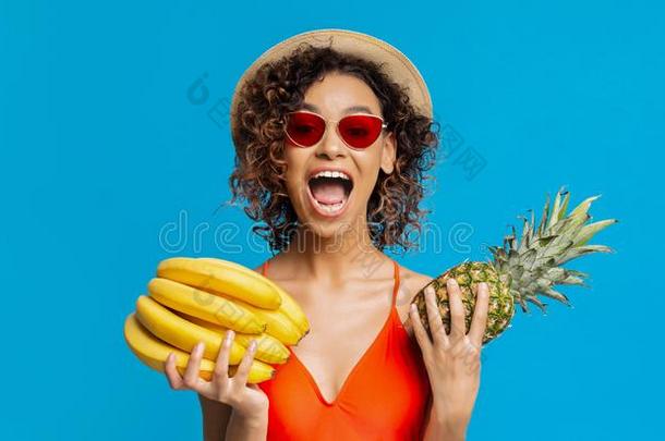 表现强烈情感的黑的女孩佃户租种的土地香蕉和菠萝
