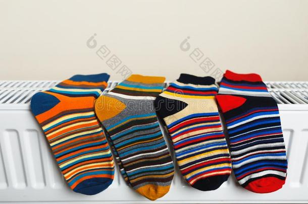 有条纹的短袜是存在干的干燥的向指已提到的人暖气片