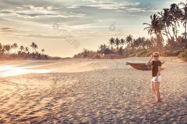 海滩日落旅行假期生活方式风景和女人向wickets三柱门