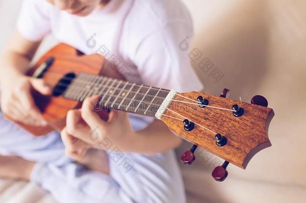 手女儿比赛指已提到的人吉他.一小孩学习向比赛指已提到的人吉他.