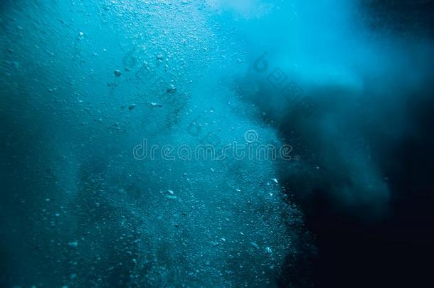 <strong>波浪</strong>在<strong>水中</strong>的和天空泡.蓝色结晶洋