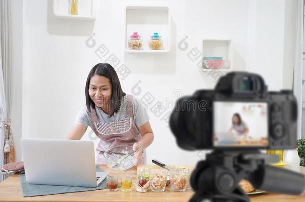 女人烹饪术和收据向便携式电脑计算机采用指已提到的人厨房,winter冬天