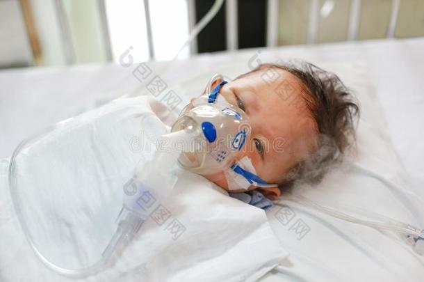 婴儿有气喘和需要<strong>雾化</strong>,恶心的男孩吸入therapy治疗