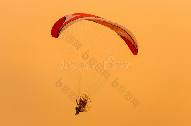 轮廓照片关于指已提到的人动力伞是（be的三单形式飞行的阳光日落Slovakia斯洛伐克