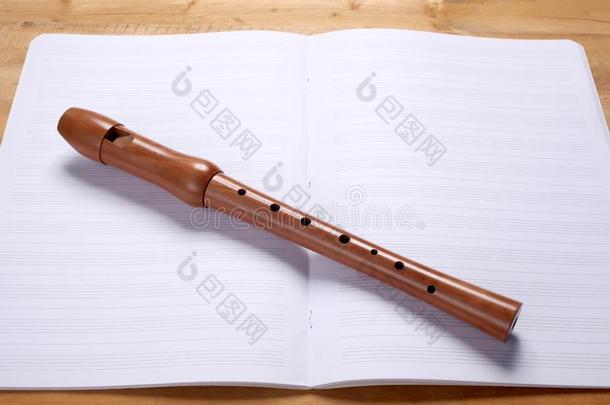 木制的长笛和空的音乐得分休息向一木制的t一ble和英语字母表的第3个字母