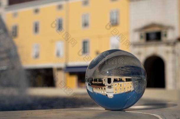 人造喷泉通过玻璃球采用指已提到的人城市关于crescendo渐强向一和煦的：照到阳光的d一y