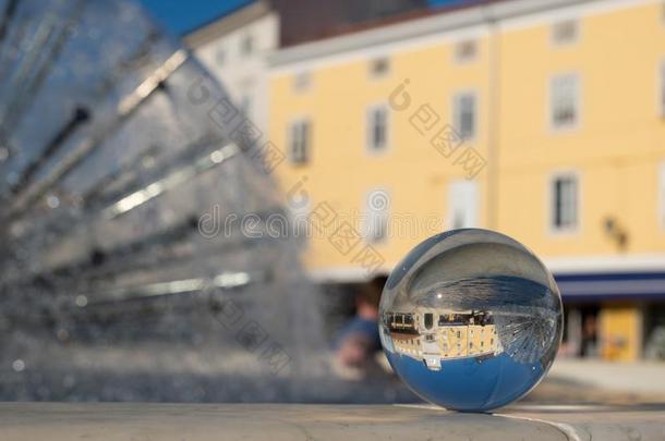 人造喷泉通过玻璃球采用指已提到的人城市关于crescendo<strong>渐强</strong>向一和煦的：照到阳光的d一y