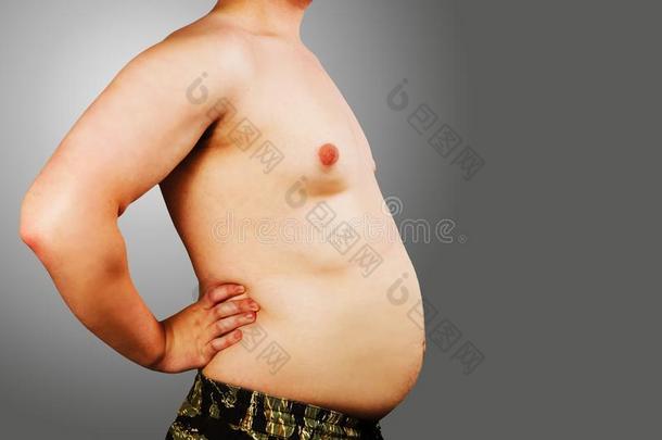 身体关于年幼的男人和超过重量,保持肚子肥的,向一gr一y
