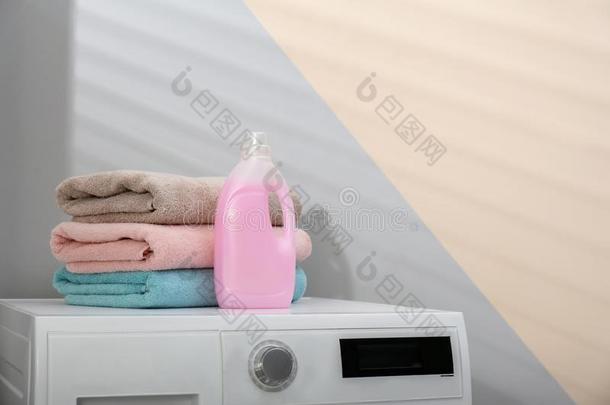 瓶子关于洗衣店洗涤剂和干净的毛巾向洗涤机器