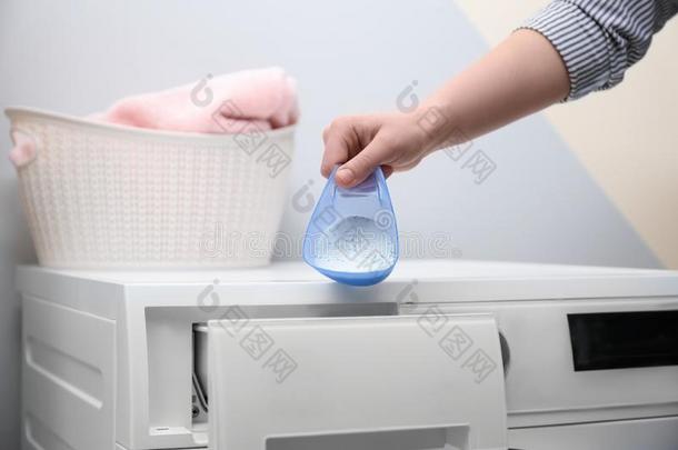 女人传布粉进入中抽屉关于洗涤机器.洗衣店一天