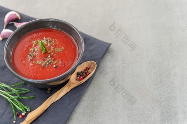 寒冷的番茄西班牙<strong>凉菜</strong>汤采用一深的pl一te向一st向eb一ckground.