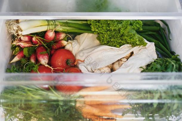 零度浪费食品杂货店采用电冰箱.新鲜的蔬菜采用断开的抽屉