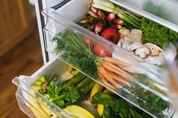 零度浪费食品杂货店采用电冰箱.新鲜的蔬菜采用断开的抽屉
