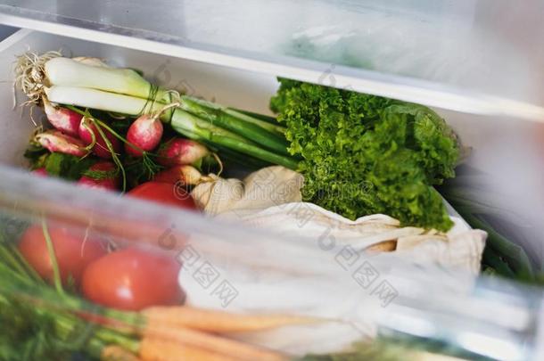 新鲜的蔬菜采用断开的抽屉采用冰箱.塑料制品自由的