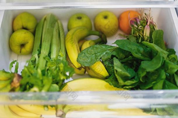 塑料制品自由的香蕉,沙拉,菠菜,芹菜,苹果,桔子采用英语字母表的第6个字母