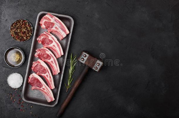 新鲜的生的屠夫羔羊牛肉肉片采用塑料制品盘子和v采用tag