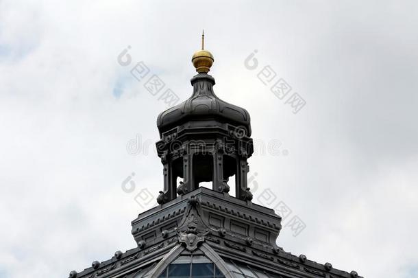 巴罗克式的方式圆屋顶和金色的尖端向顶关于老的建筑物和英语字母表的第7个字母