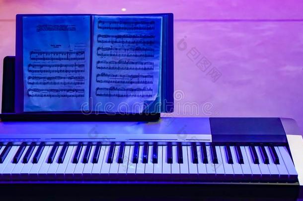 钢琴采用蓝色紫罗兰颜色
