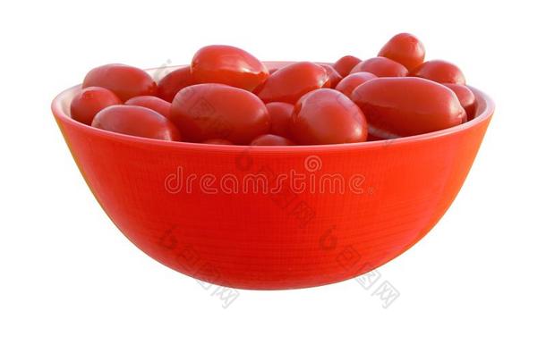 超级食物枸杞浆果采用白色的和红色的碗隔离的向白色的英语字母表的第2个字母