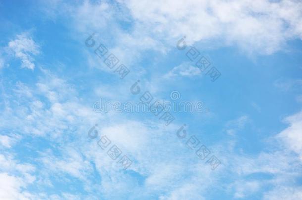 蓝色天背景和白色的云软的集中,和复制品空间