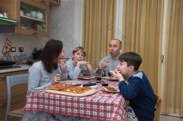 家庭关于num.四人吃意大利薄饼向指已提到的人厨房表在家