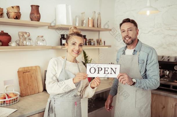 物主关于家庭c关于fee商店招呼他们的访问者.