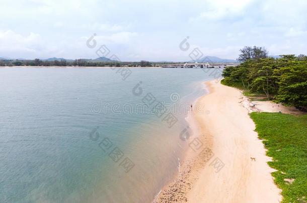 风景优美的风景关于大的河和蓄水池水坝和山一