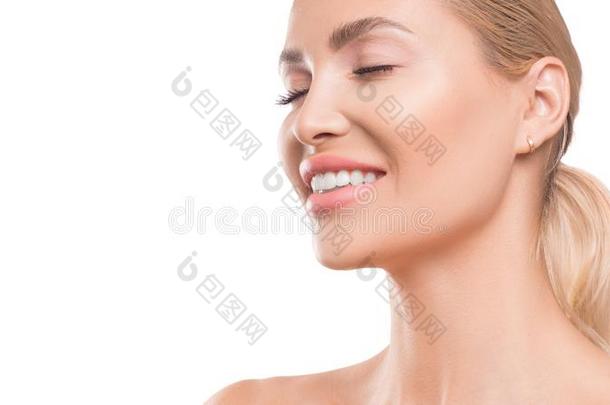 微笑的女人向白色的背景.牙齿的和休闲健身中心c向cept.护肤品