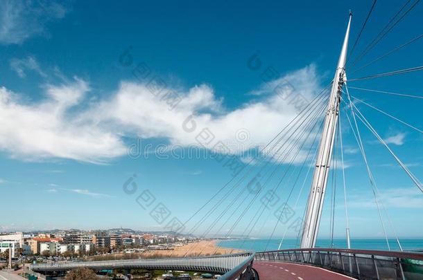 令人惊异的桥采用佩斯卡拉城市