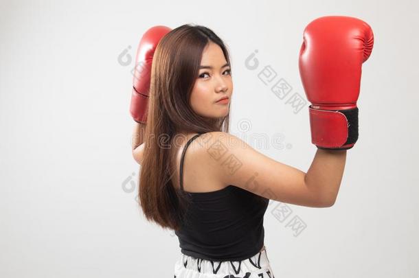 年幼的亚洲人女人和<strong>红色</strong>的<strong>拳击拳击</strong>手套