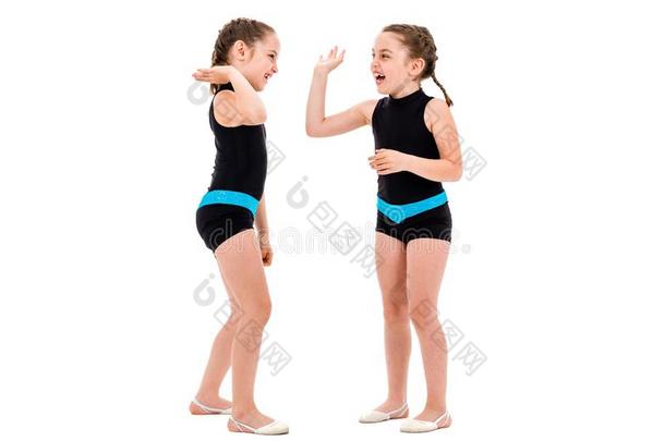 同一的孪生儿<strong>之</strong>一女儿练习和做有<strong>韵</strong>律的体操,whiteiron白铁
