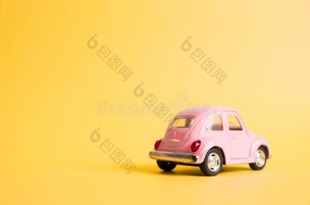 鄂木斯克,俄罗斯帝国-aux.可以26,2019:粉红色的制动火箭玩具汽车向黄色的后面