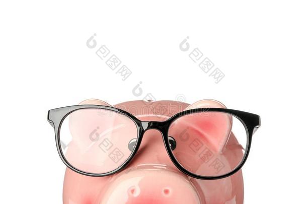 幸福的小猪银行和眼镜隔离的向白色的背景,closure关闭