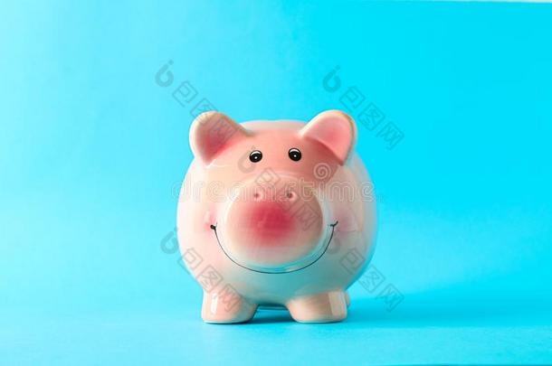 幸福的小猪银行向颜色背景,空间为文本