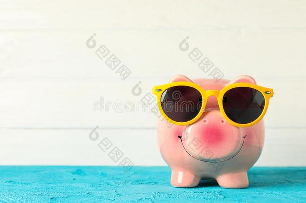 幸福的小猪银行和太阳镜向颜色表反对白色的令马停住的声音