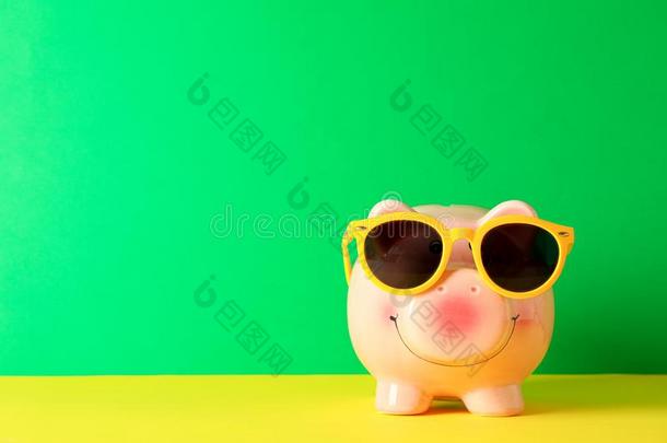 幸福的小猪银行和太阳镜向颜色表反对绿色的波黑