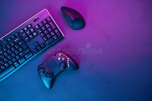 键盘,老鼠和操纵杆向紫罗兰表背景.