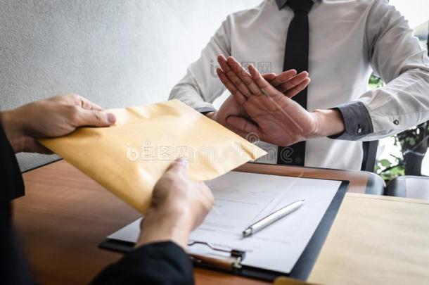 反对者行贿和腐败观念商业男人拒绝和英语字图片-包图网企业站
