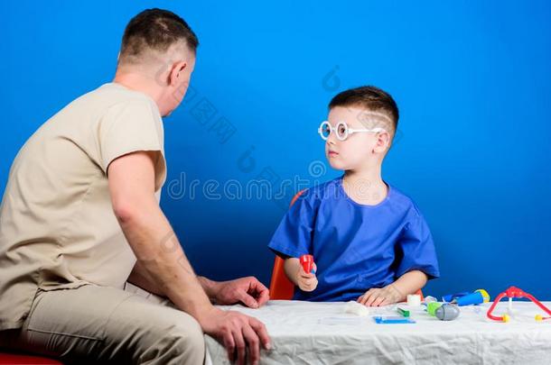 男孩漂亮的小孩和他的父亲医生.医院工人.健康状况Cana加拿大